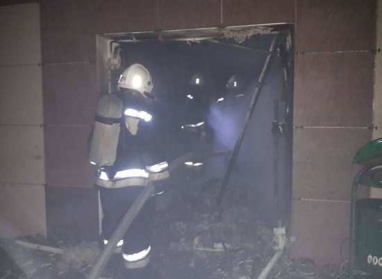 На севере Волгограда ликвидировали пожар на вещевом рынке